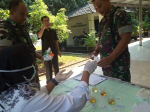 Komitmen Perangi Narkoba, Personil Kodim 0623/ Cilegon Jalani Test Urine