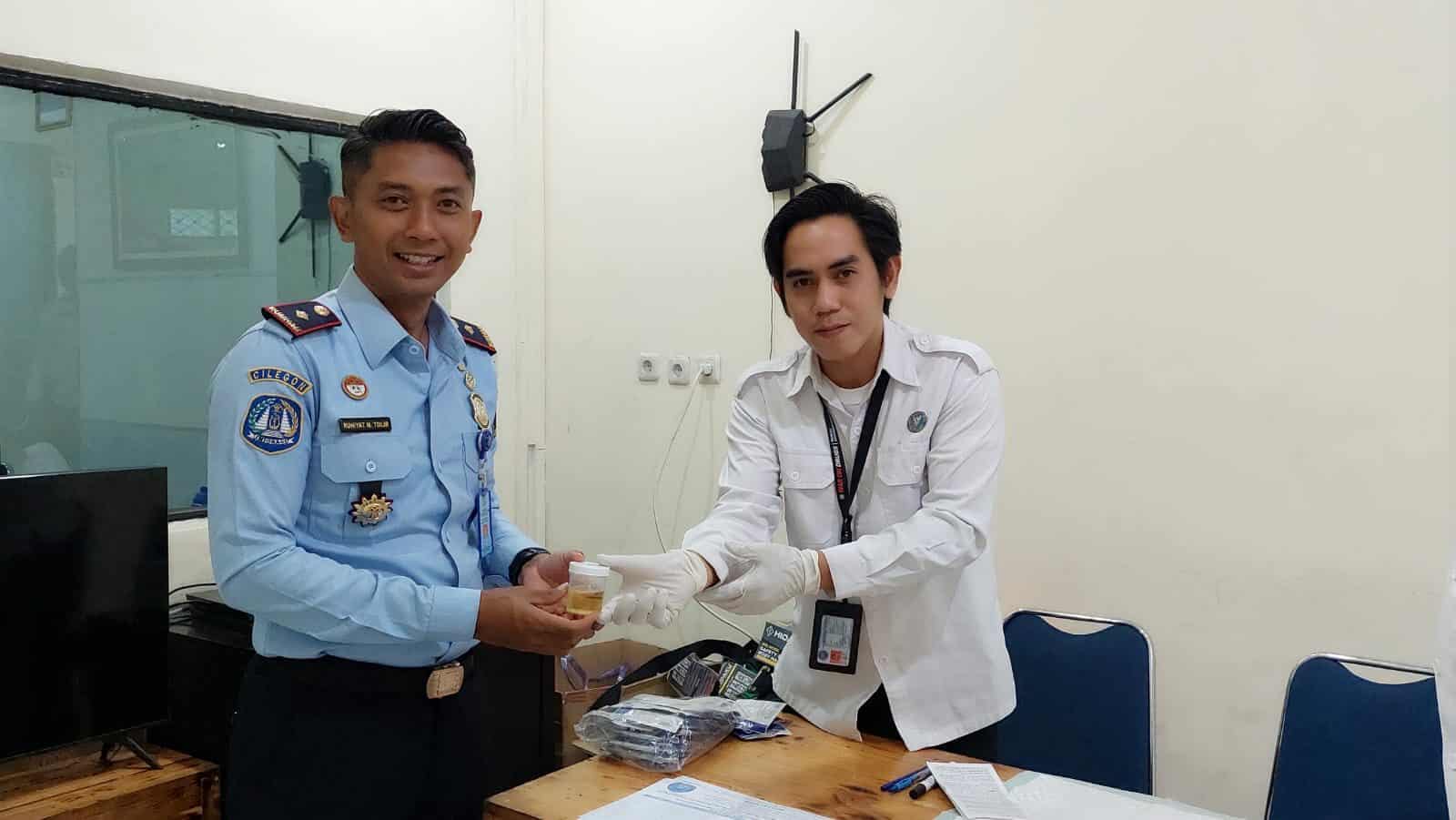 BNN Kota Cilegon Kembali Lakukan Pemeriksanaan Urine Terhadap Pegawai Kantor Imigrasi Kota Cilegon Pemeriksaan Test Urine Pegawai Imigrasi Kota Cilegon