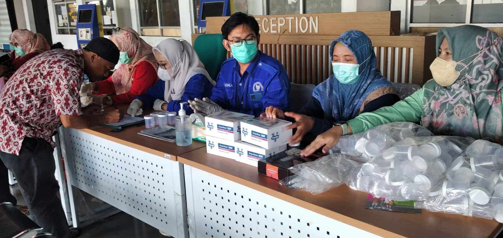 BNN Kota Cilegon Periksa Urine Sopir Bus Angkutan Mudik di Terminal Terpadu Merak Konsep Otomatis
